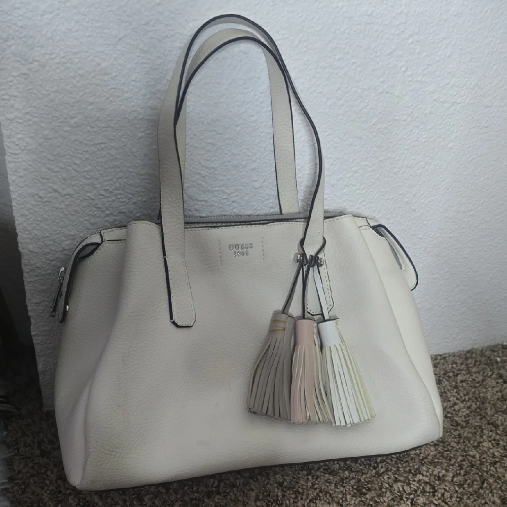 Guess White Leather Shoulder Bag W/ Colorful Tassel Bag Charms (FAIR/GOOD) ✨️